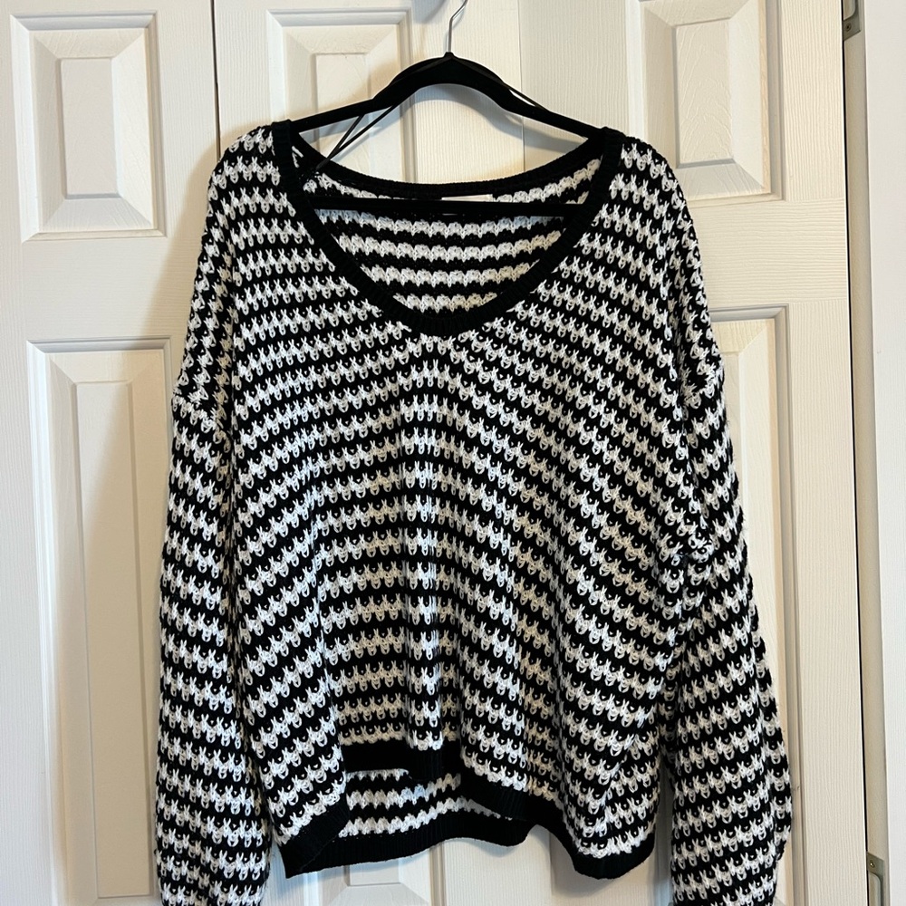 vestique Black and White Striped V-Neck Sweater
